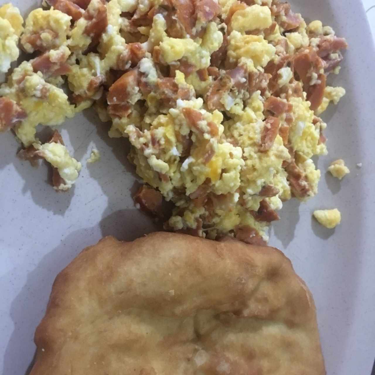 Hojaldre con huevo revuelto y chorizo