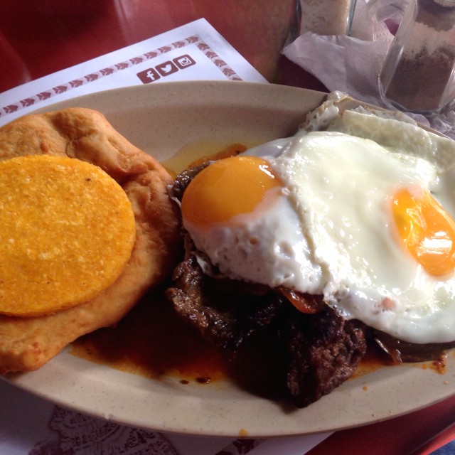 Bistec a caballo con tortilla y hojaldre