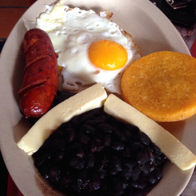 Desayuno típico trapiche con chorizo