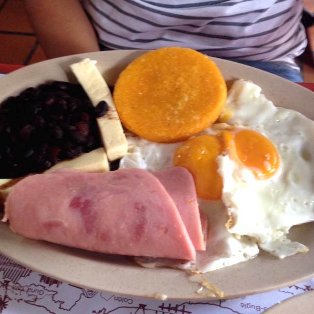 Desayuno típico trapiche con jamón