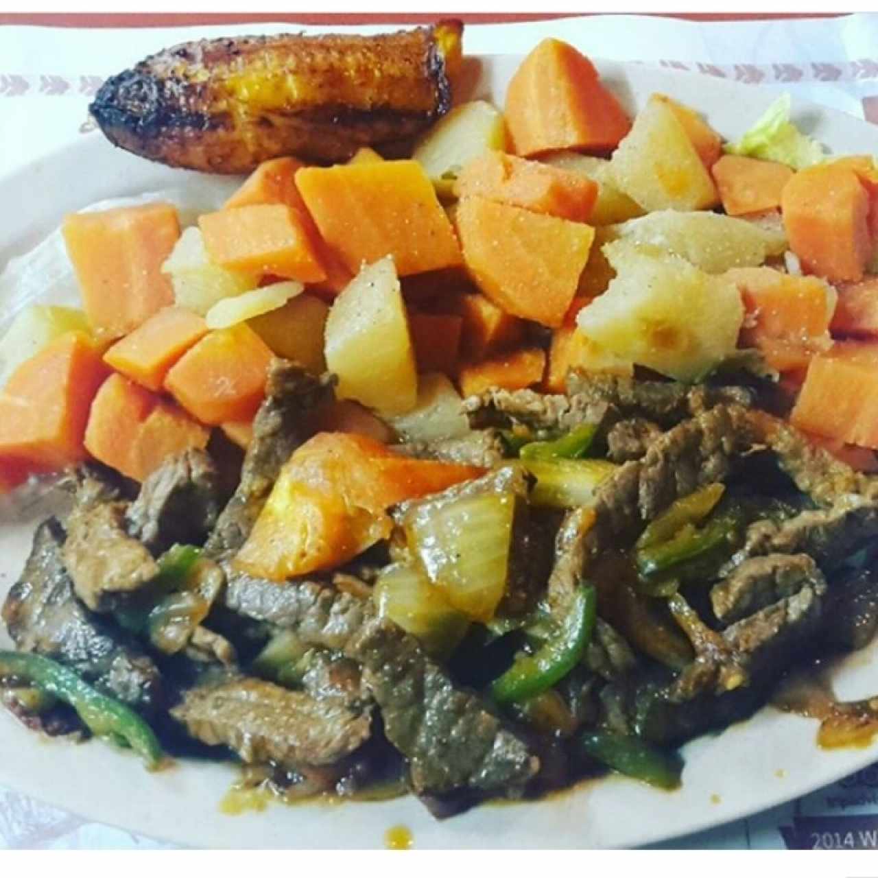 Bistec picado con vegetales hervidos