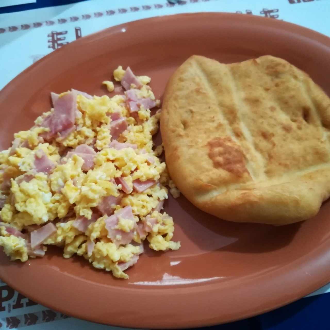 Huevos con jamón y hojaldre