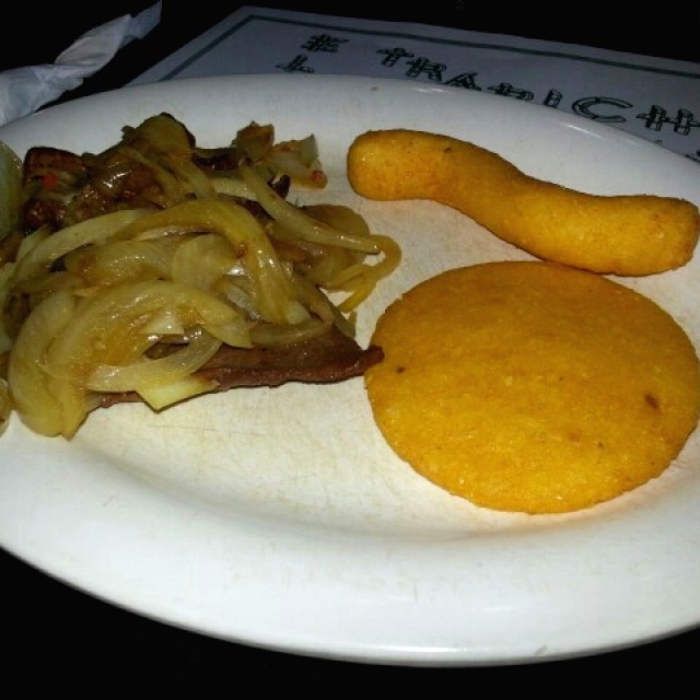 Bistec encebollado con tortilla y almojabano 