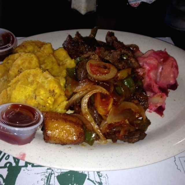 Bistec picado con patacones de almuerzo