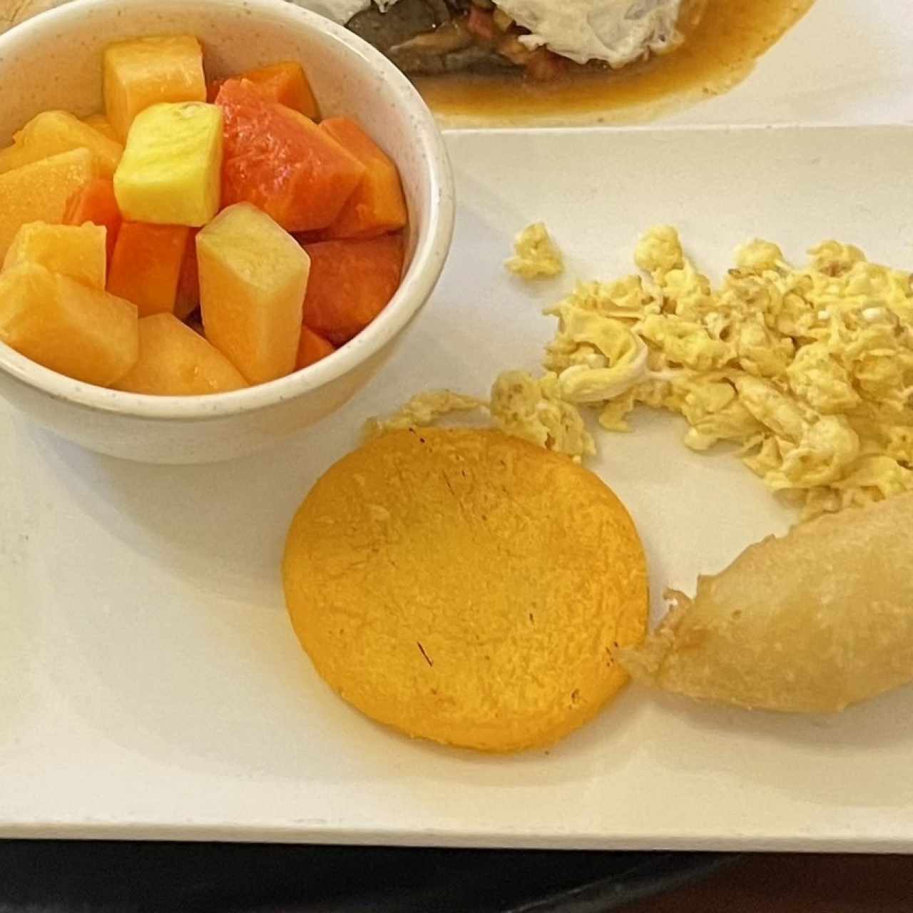 Huevo revuelto con fruta