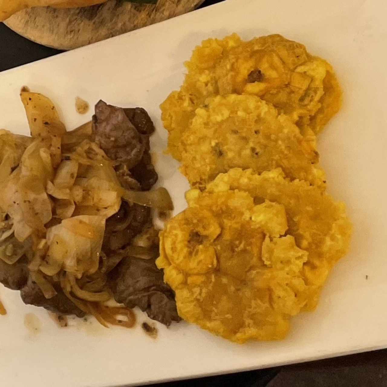 Carne en salsa con patacón