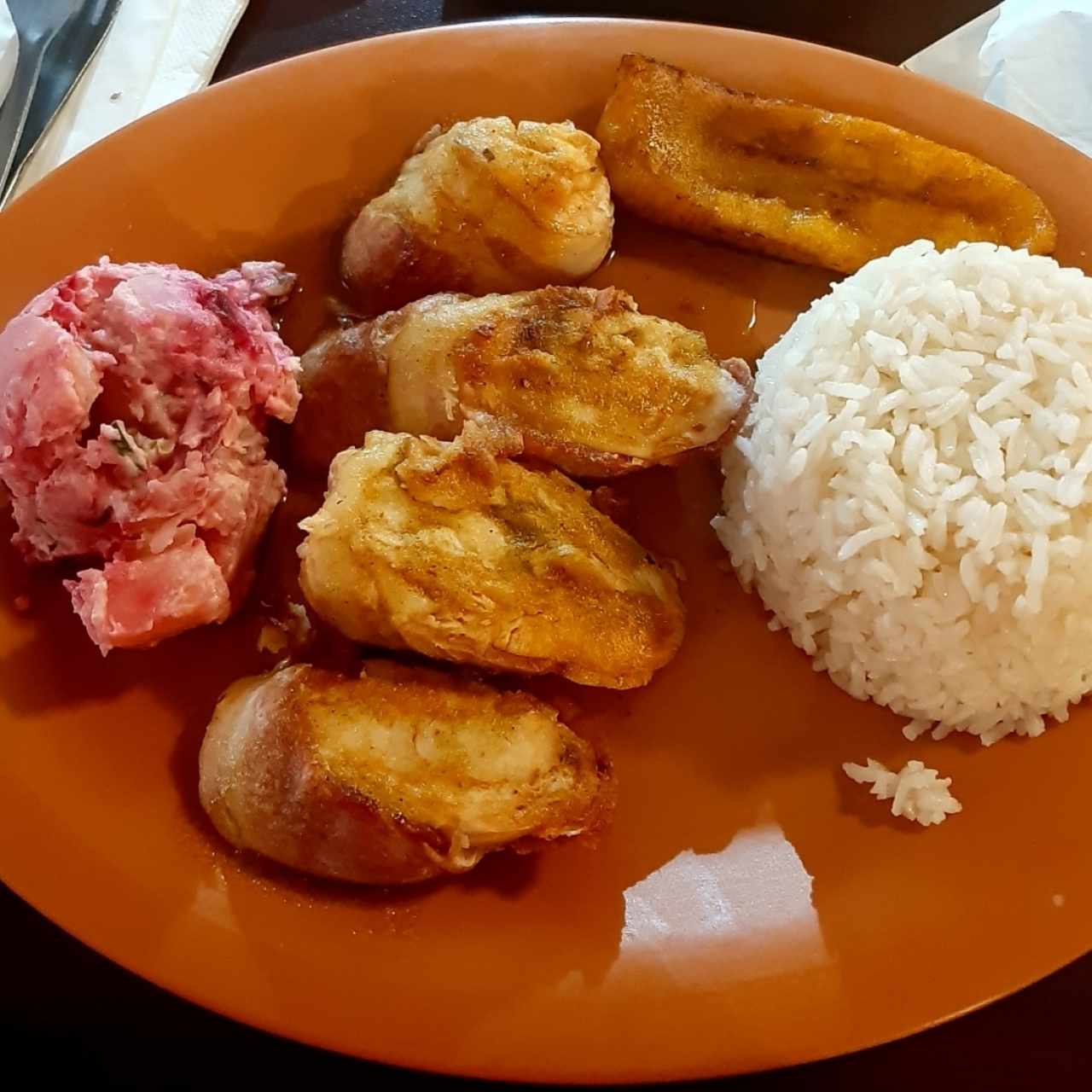 pollo con tocino, arroz y ensala de papa