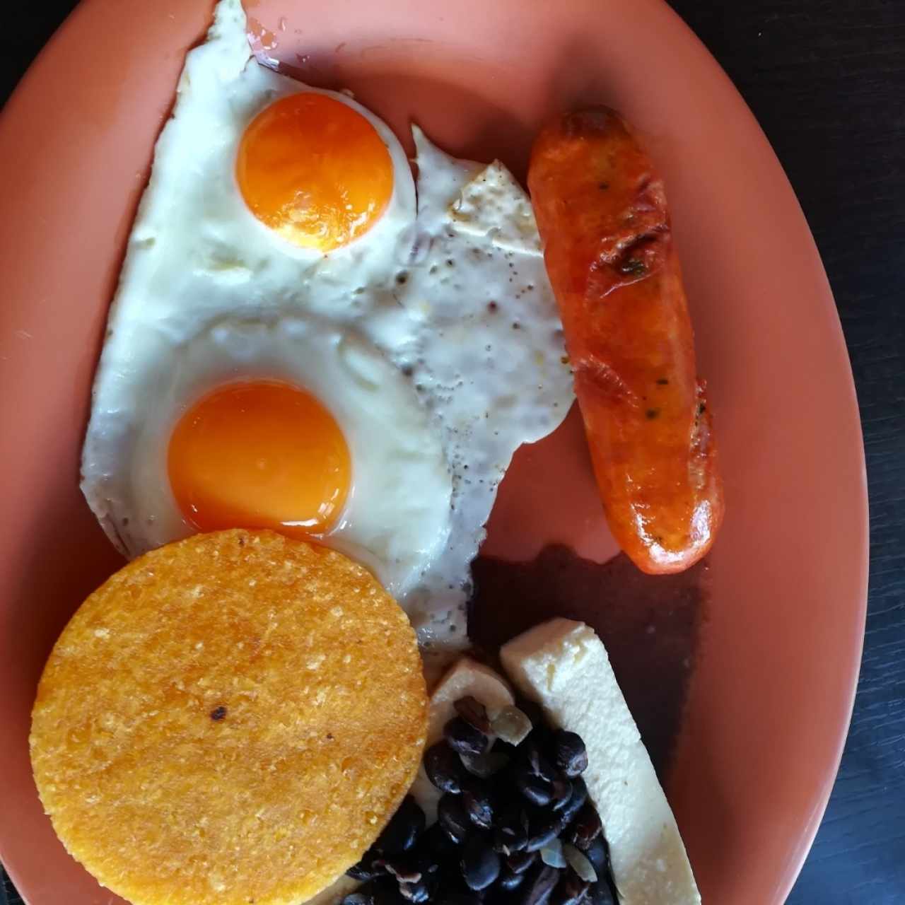 Huevitos al gusto con chorizo, queso blanco y frijol negro