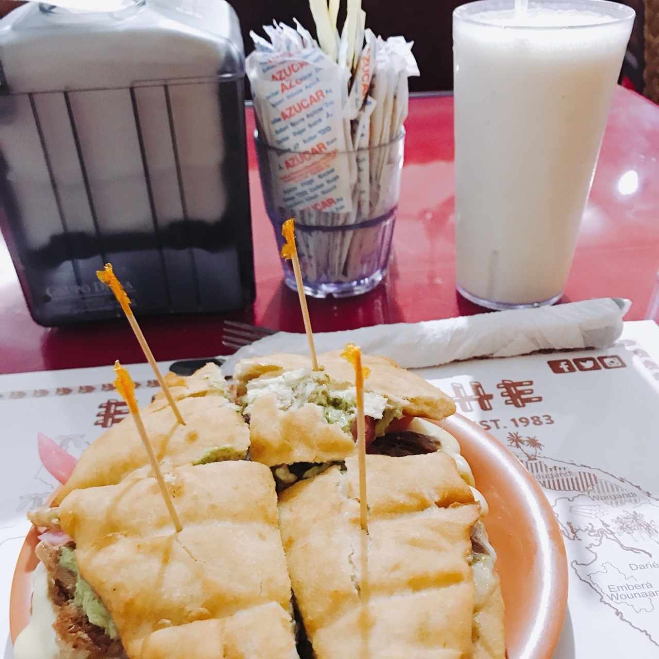 Emparedado de Ropa Vieja en Hojaldre y Batido de Guineo