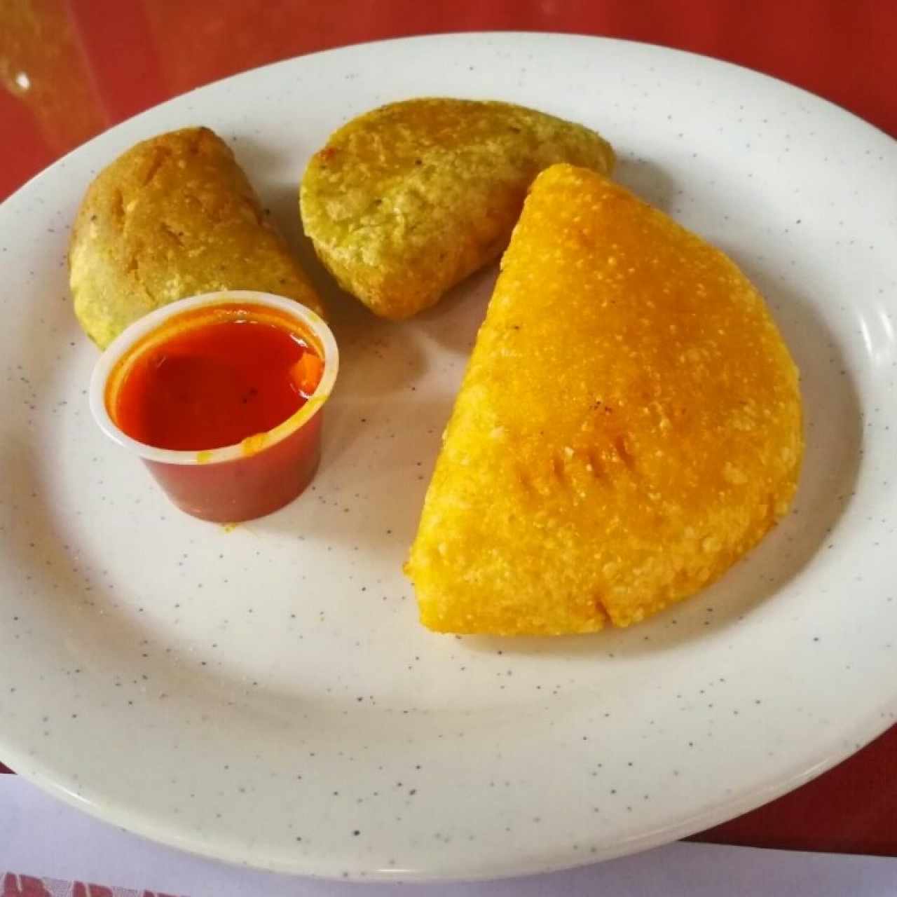 2 empanadas de plátano y empanada de ropa vieja