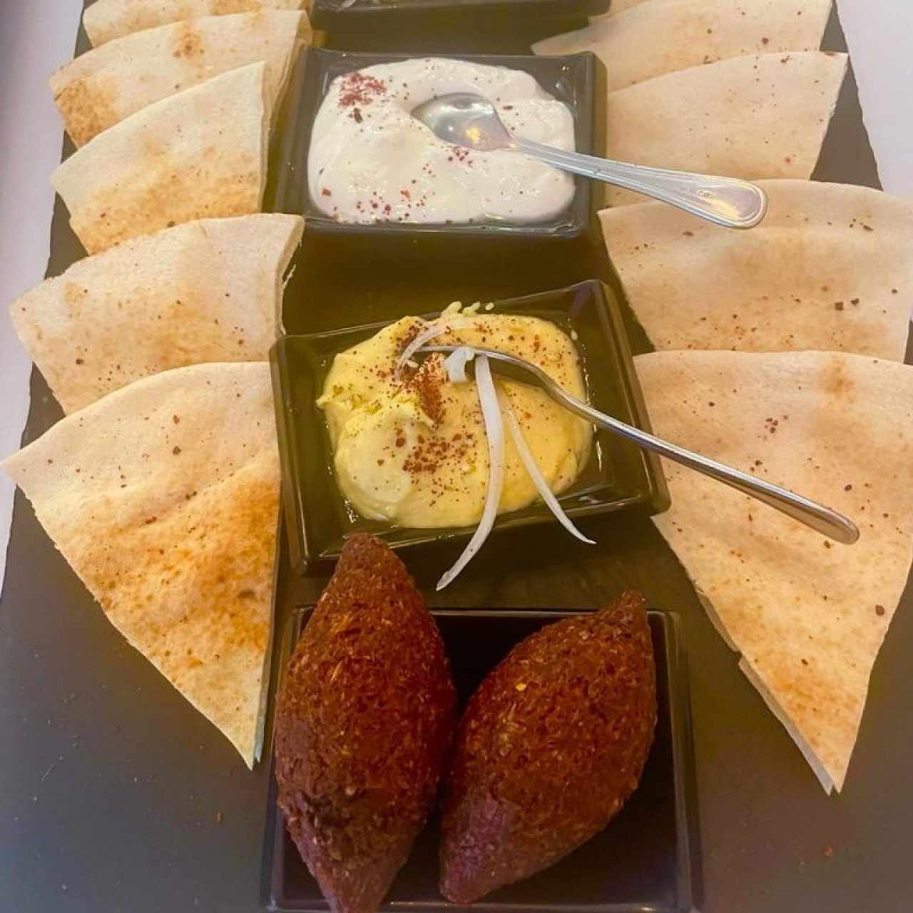 DELICIAS MEDITERRÁNEA (Hummus, Labne, Babaganush y quibbe frito 2 Unidades)