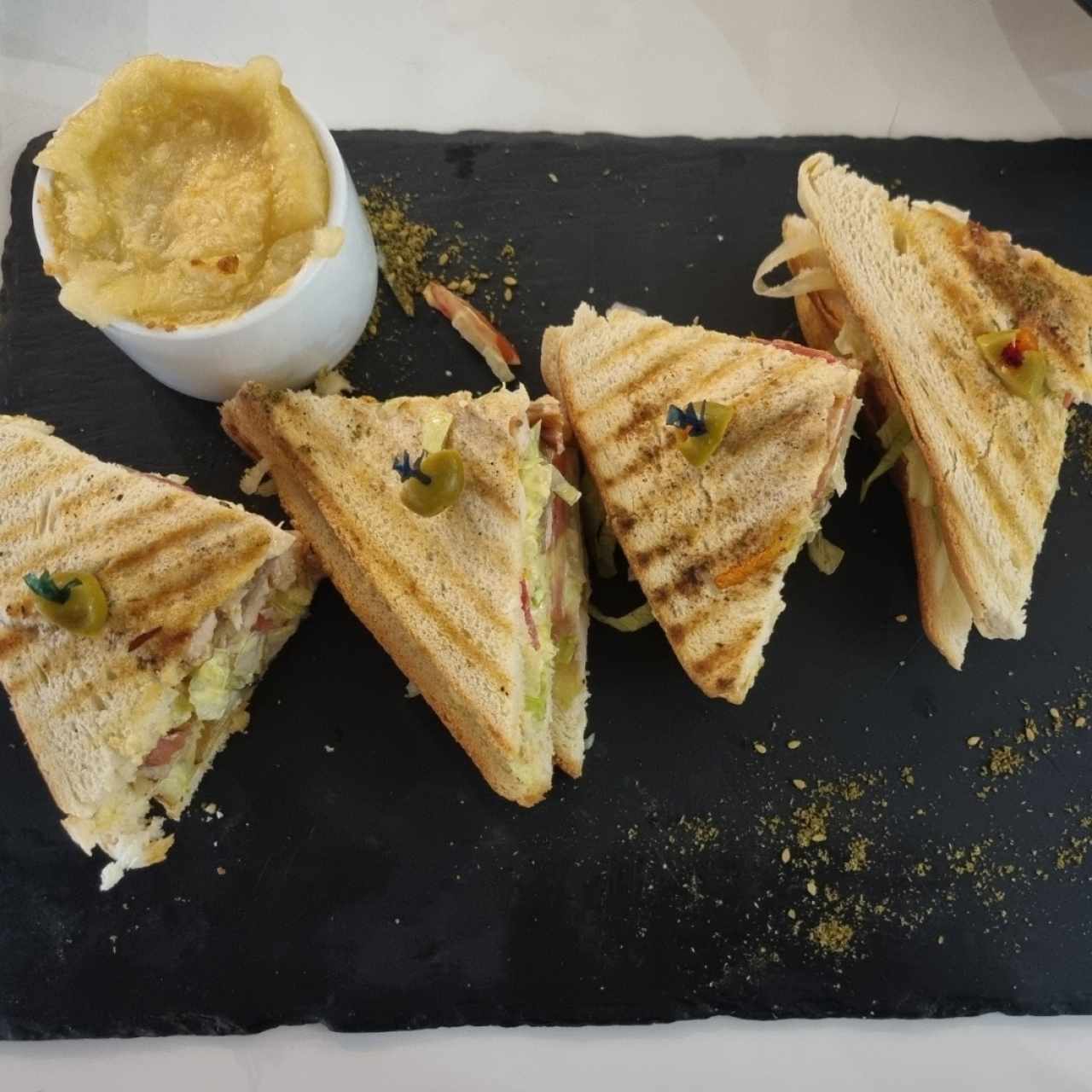 Club sándwich con puré de yuca