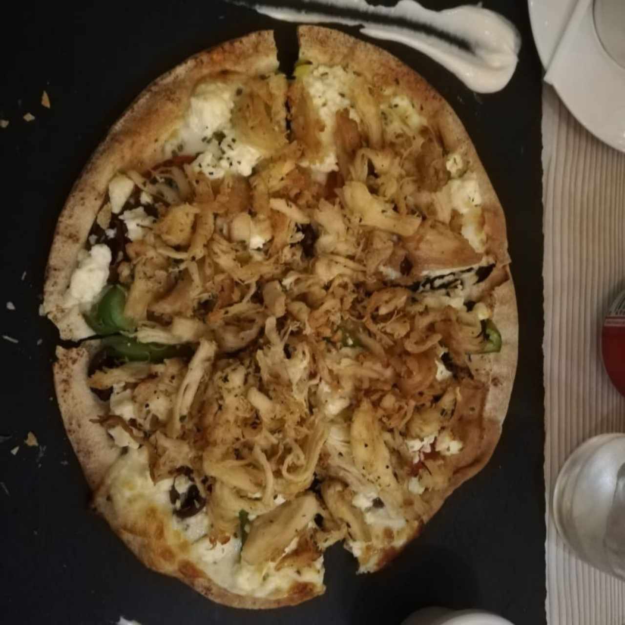 Pizzeta Griega con pollo y Labne