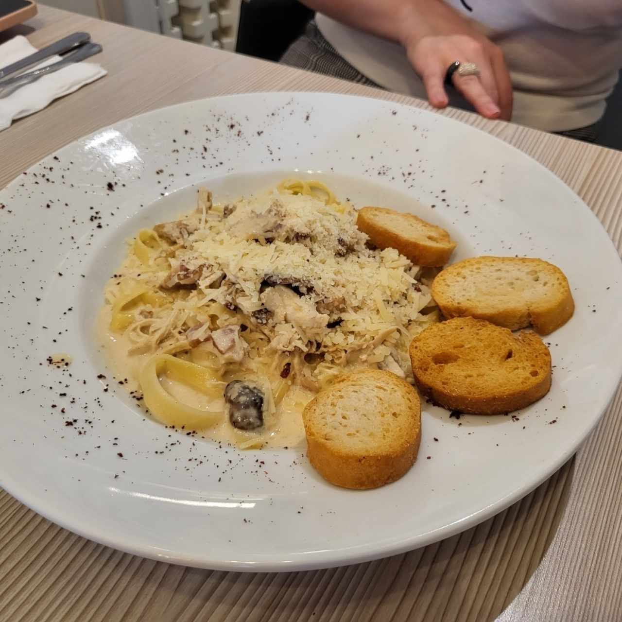 Fetuccini con Hongos,en salsa cremosa,con queso parmezzano y pollo.