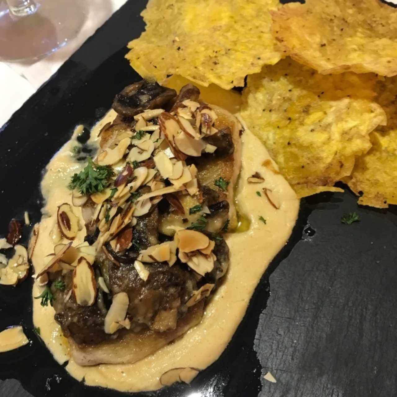 Corvina (8 Oz) con Hummus, almendras y hongos