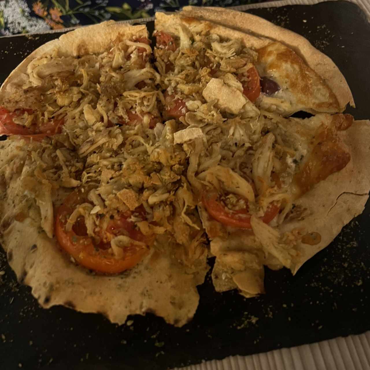 Pizzeta Griega con pollo y Labneh