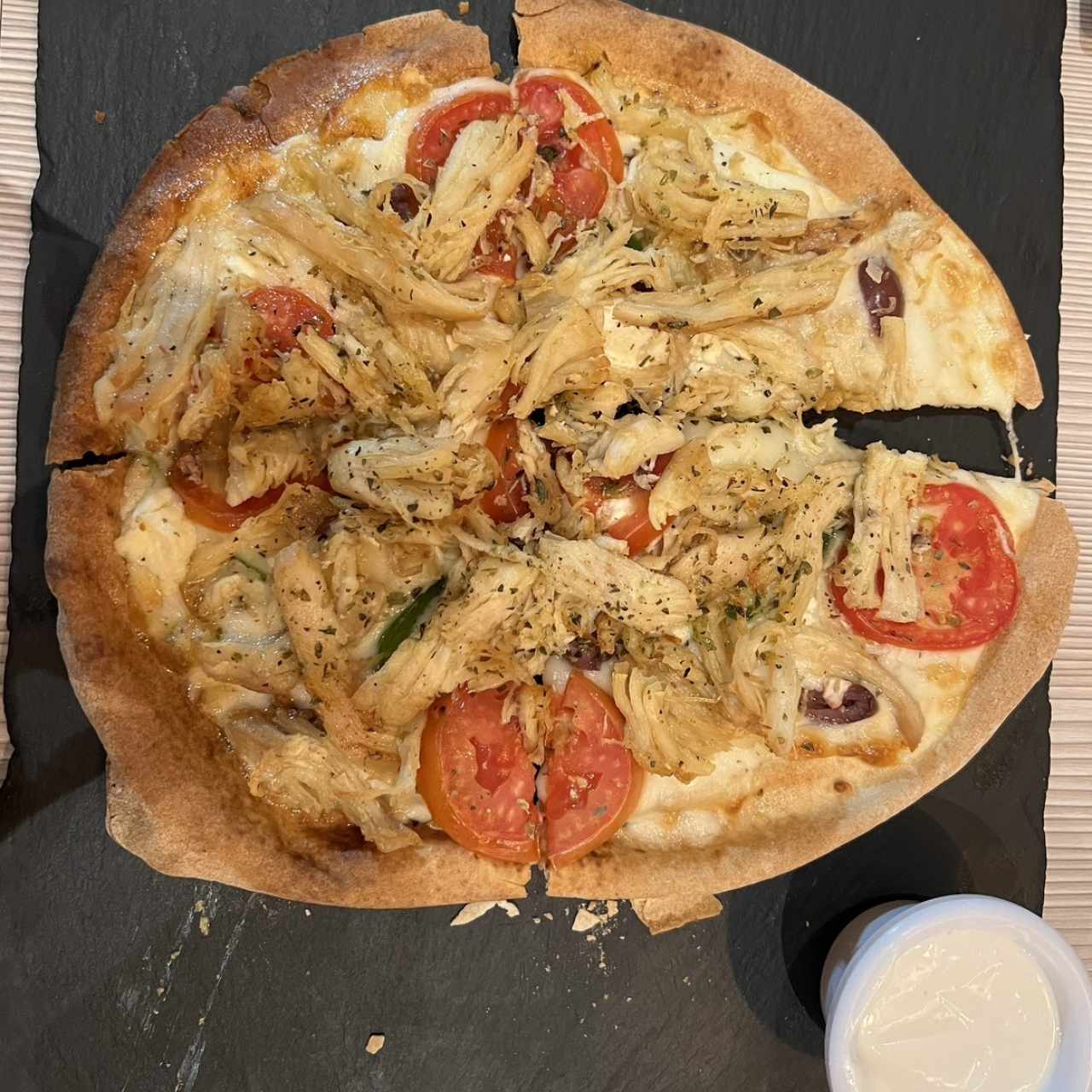 Pizzeta Griega con pollo y Labne