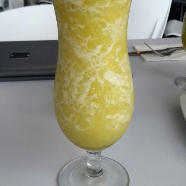 Jugo de piña frappe con yerbabuena