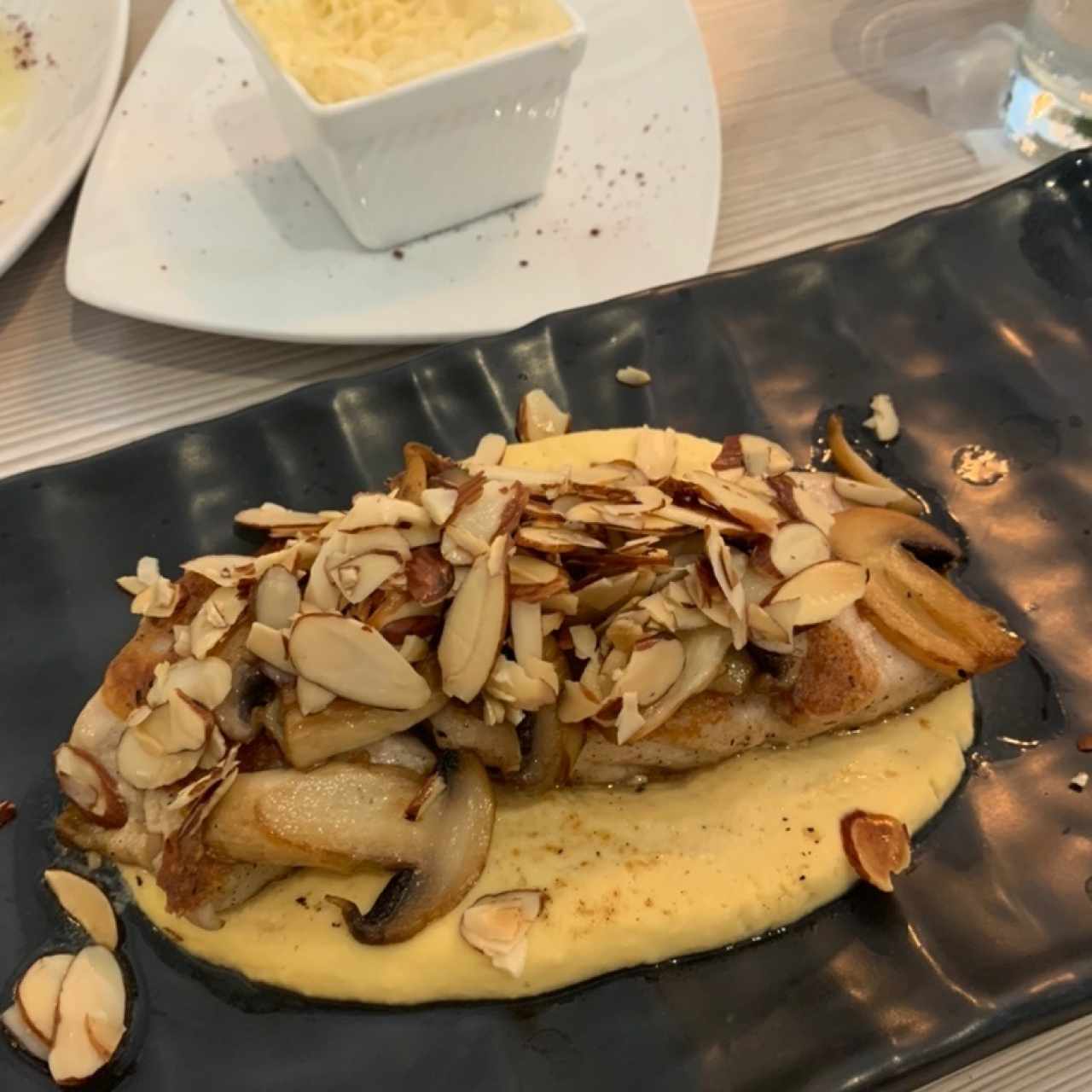 Corvina (8 Oz) con Hummus, almendras y hongos