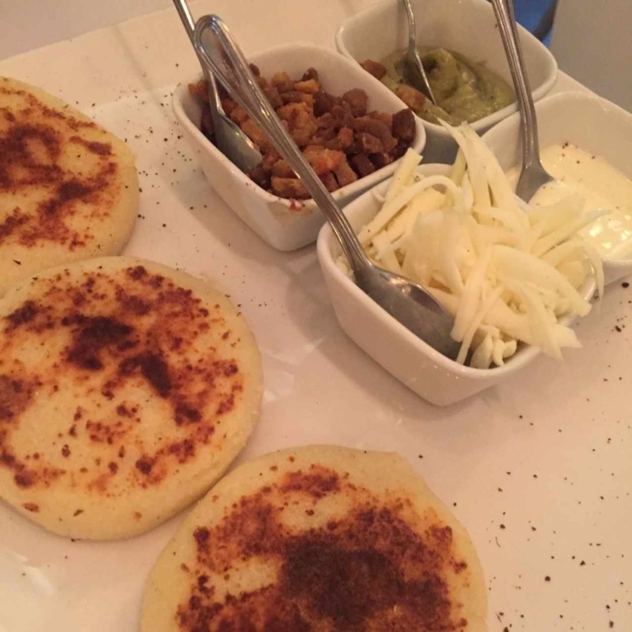 Arepas Asadas Rellenas con Queso