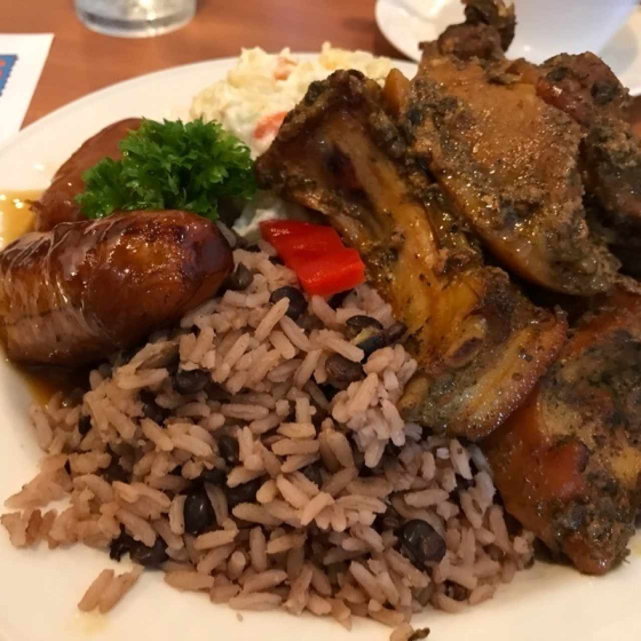 Plato Típico (Arroz con güandú, lechón, plátano en tentación y ensalada de papa)
