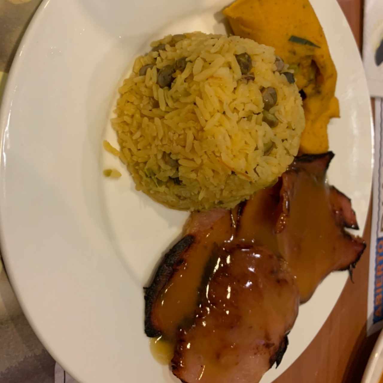 Jamón con Salsa de Piña, Arroz con Guandú y Tamal