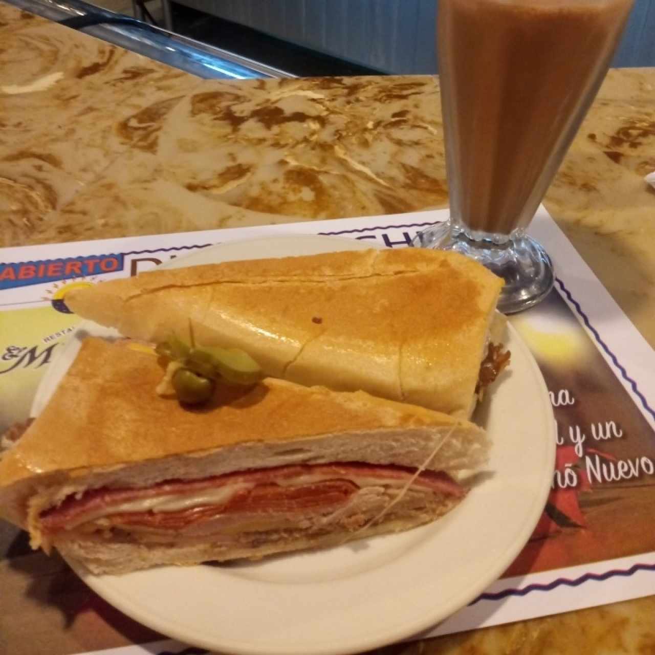 Cubano y batido de chocolate