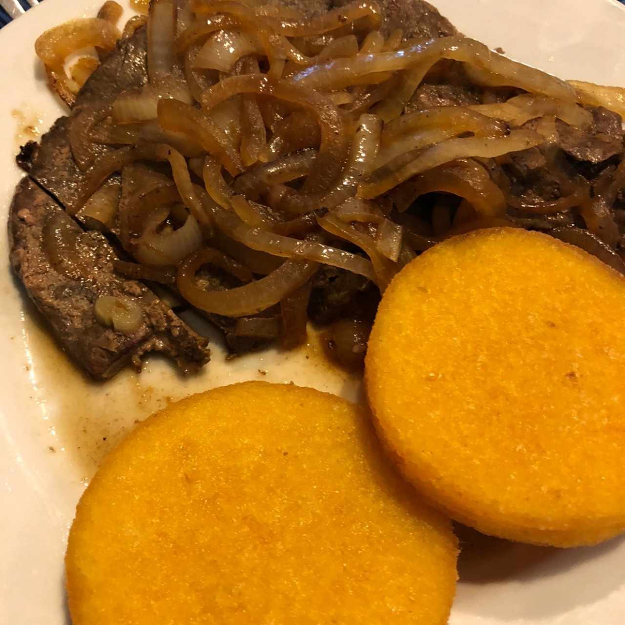 Bistec de higado con tortillas