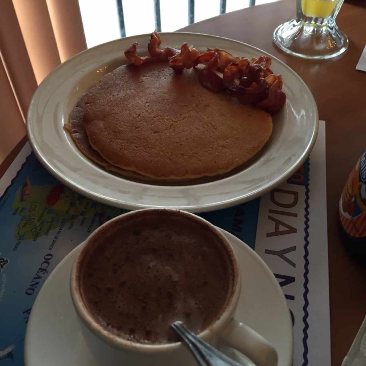 pancake con tocino y chocolate caliente 