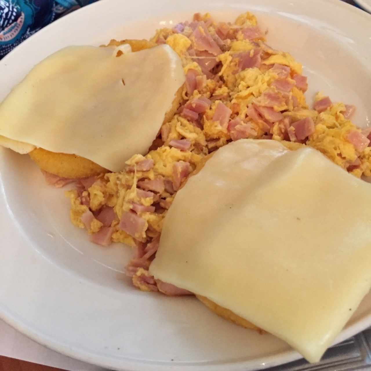 huevos revueltos y tortillas con queso mozarela