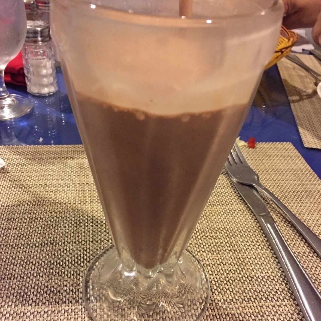 batido espeso de chocolate que no resiste en comer antes de la foto