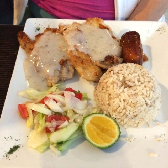 Corvina en salsa caribeña, arroz con coco, platano en tentacion