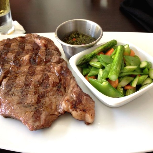 Premium Rib eye de 12oz. Con vegetales y chimichurri. 