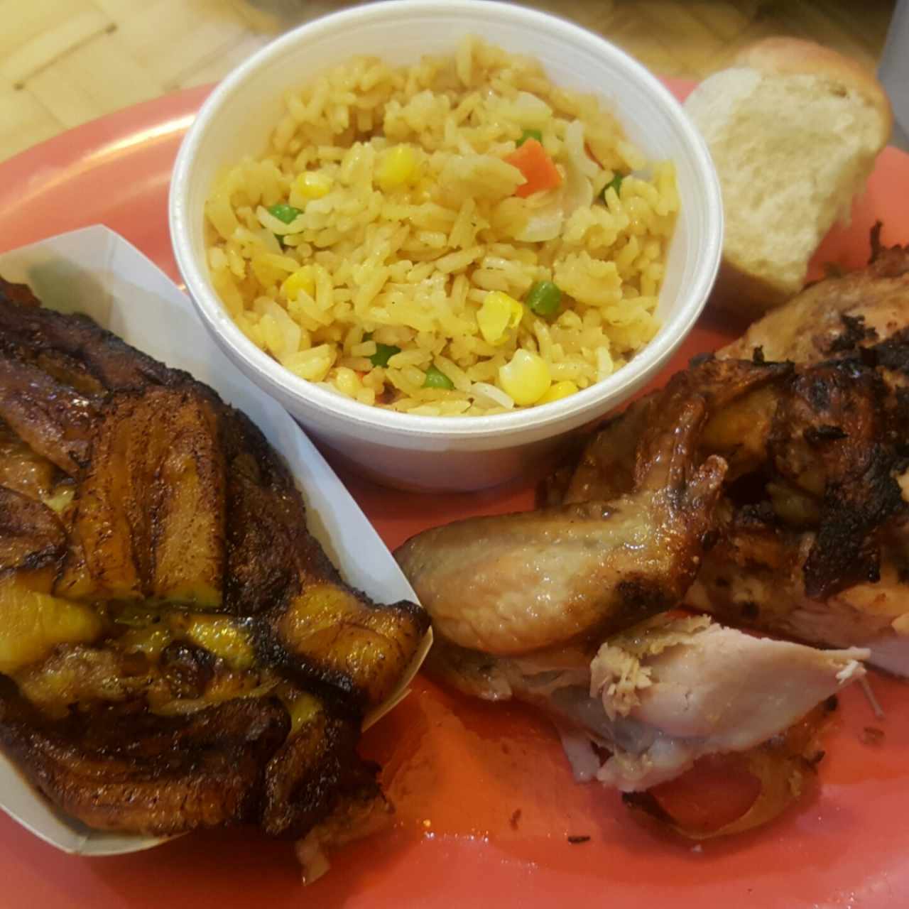 1/4 de pollo asado con arroz con vegetales y tajadas de plátano maduro