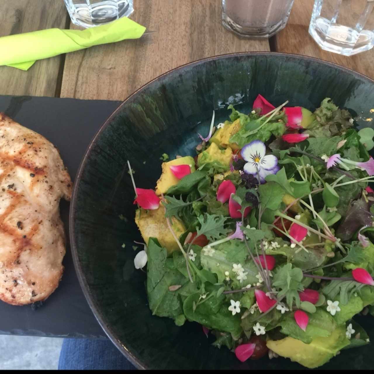 Ensalada “back to basics” y pechuga de pollo a la plancha