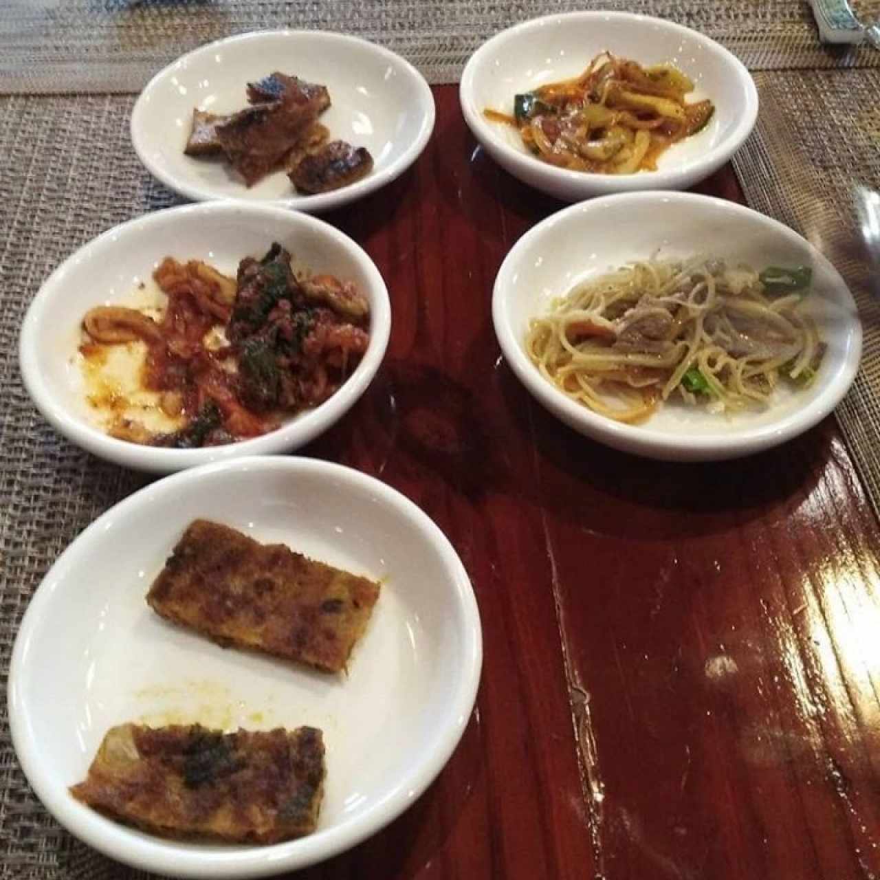 acompañamientos y kimchi