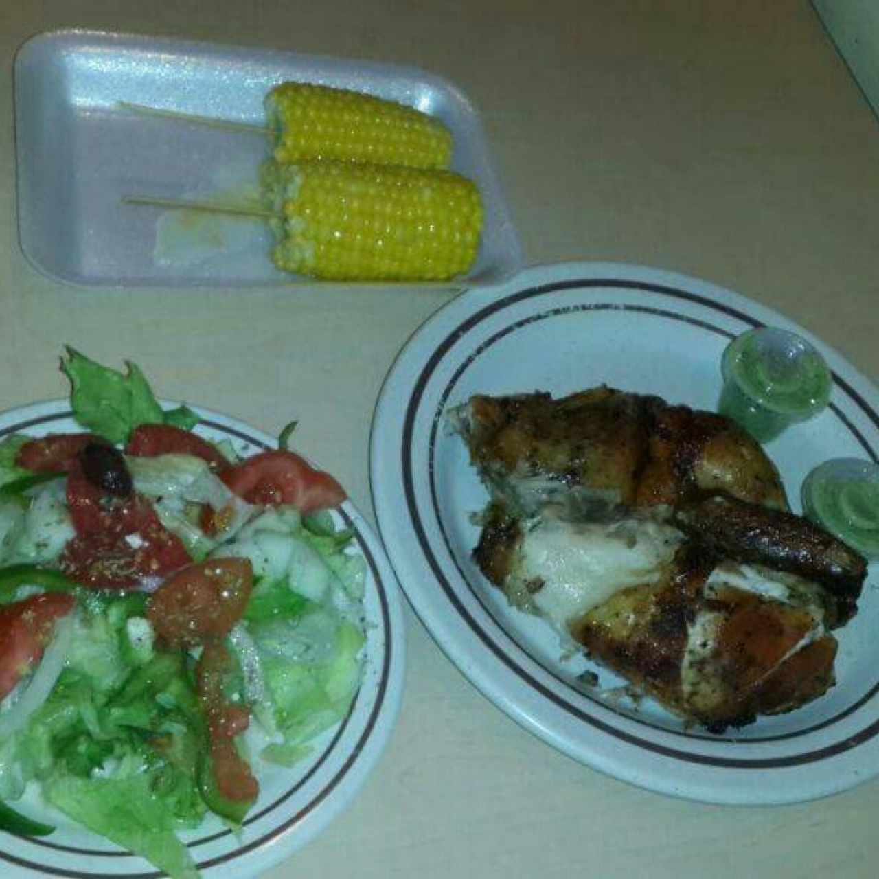 pollo asado ensalada mixta y mazorcas