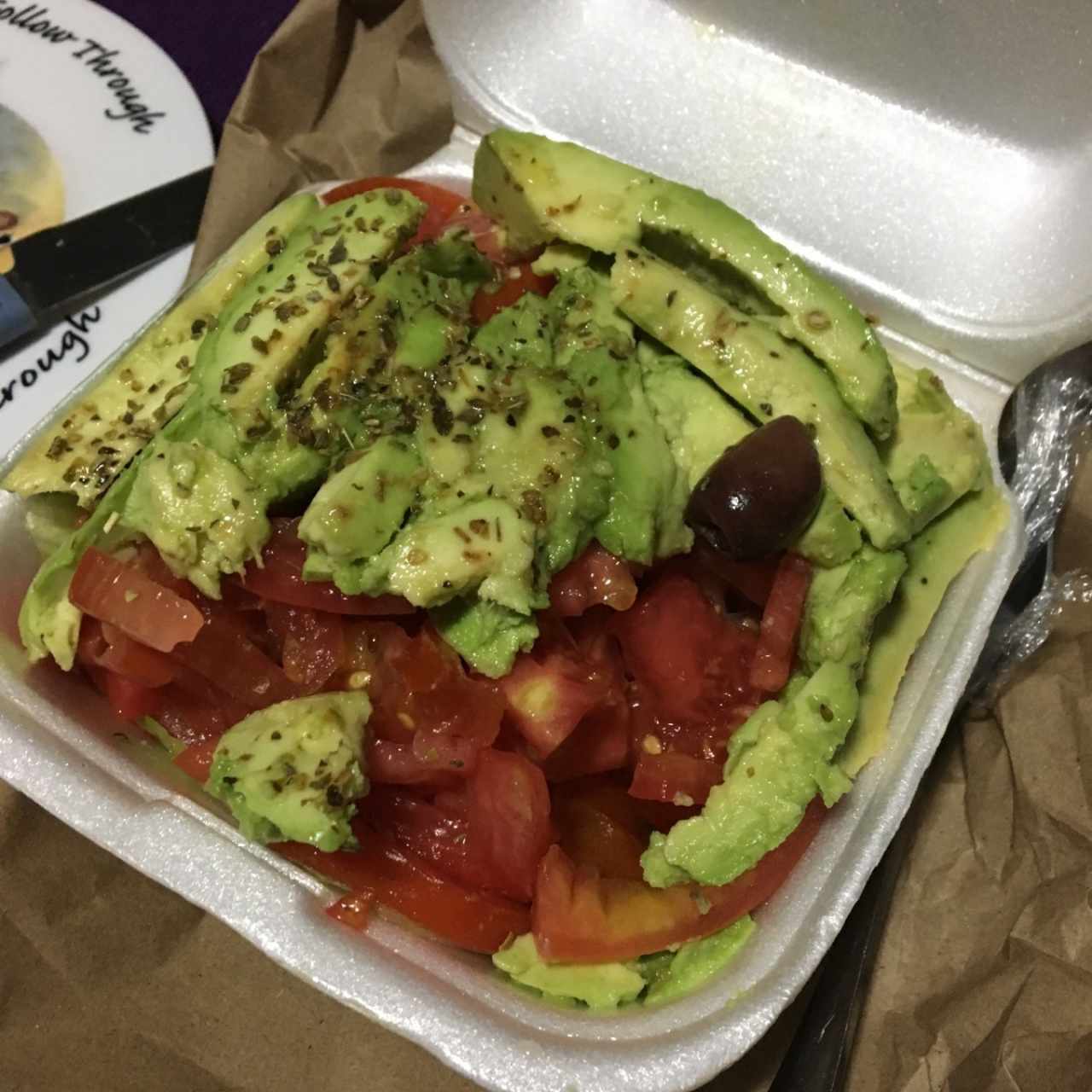 ensalada de vegetales con tomate y aguacate extra