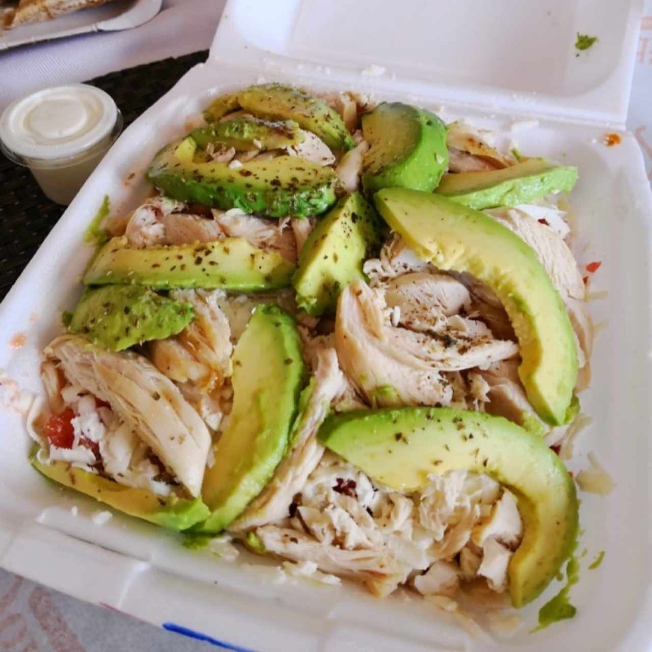 salata tost con pollo y aguacate