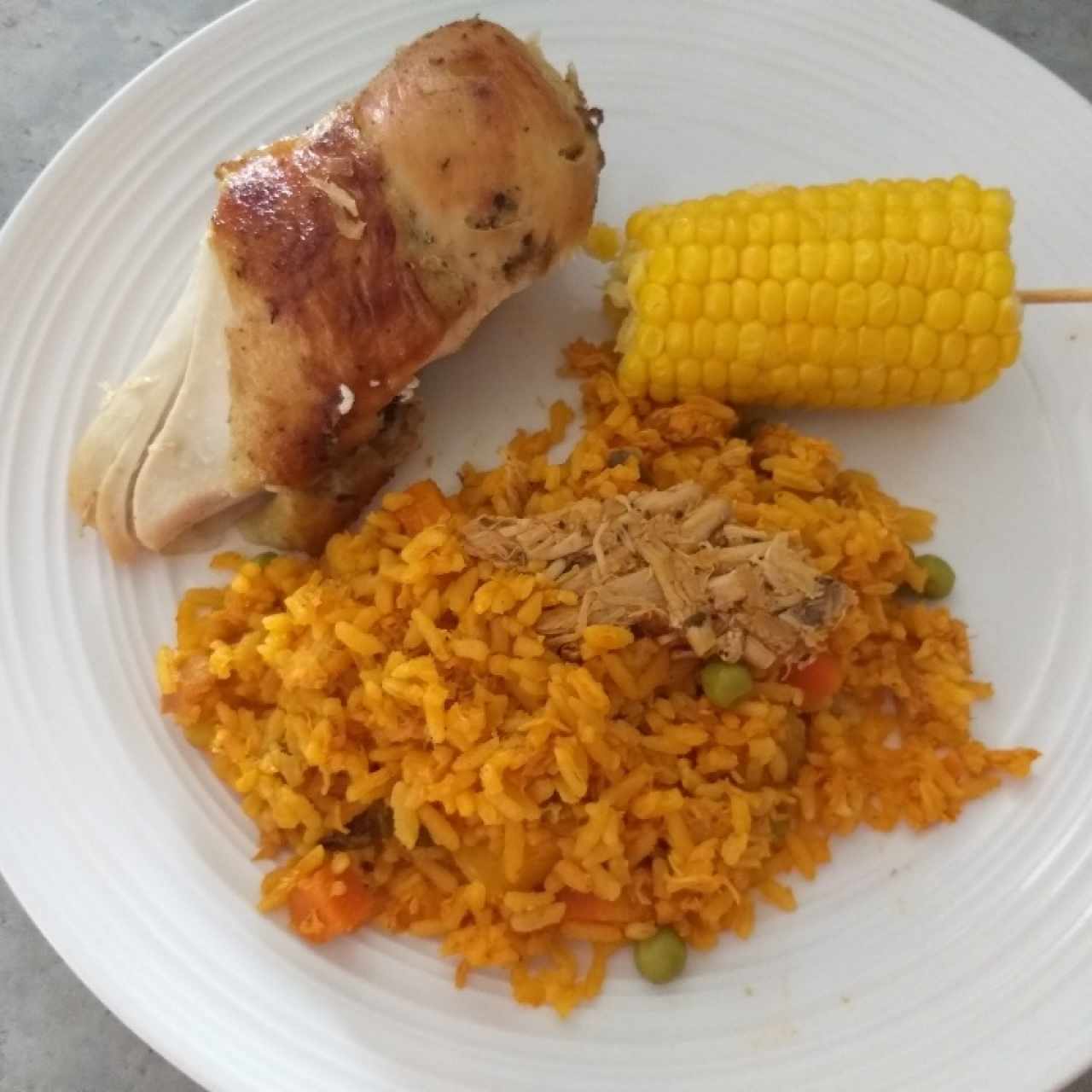 pollo, arroz con pollo y mazorca