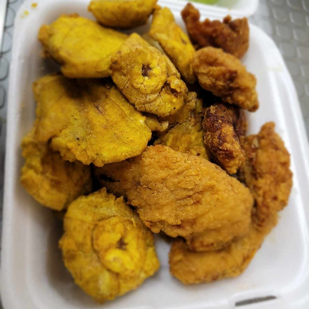 Tiras de Pechuga Apanadas con patacones