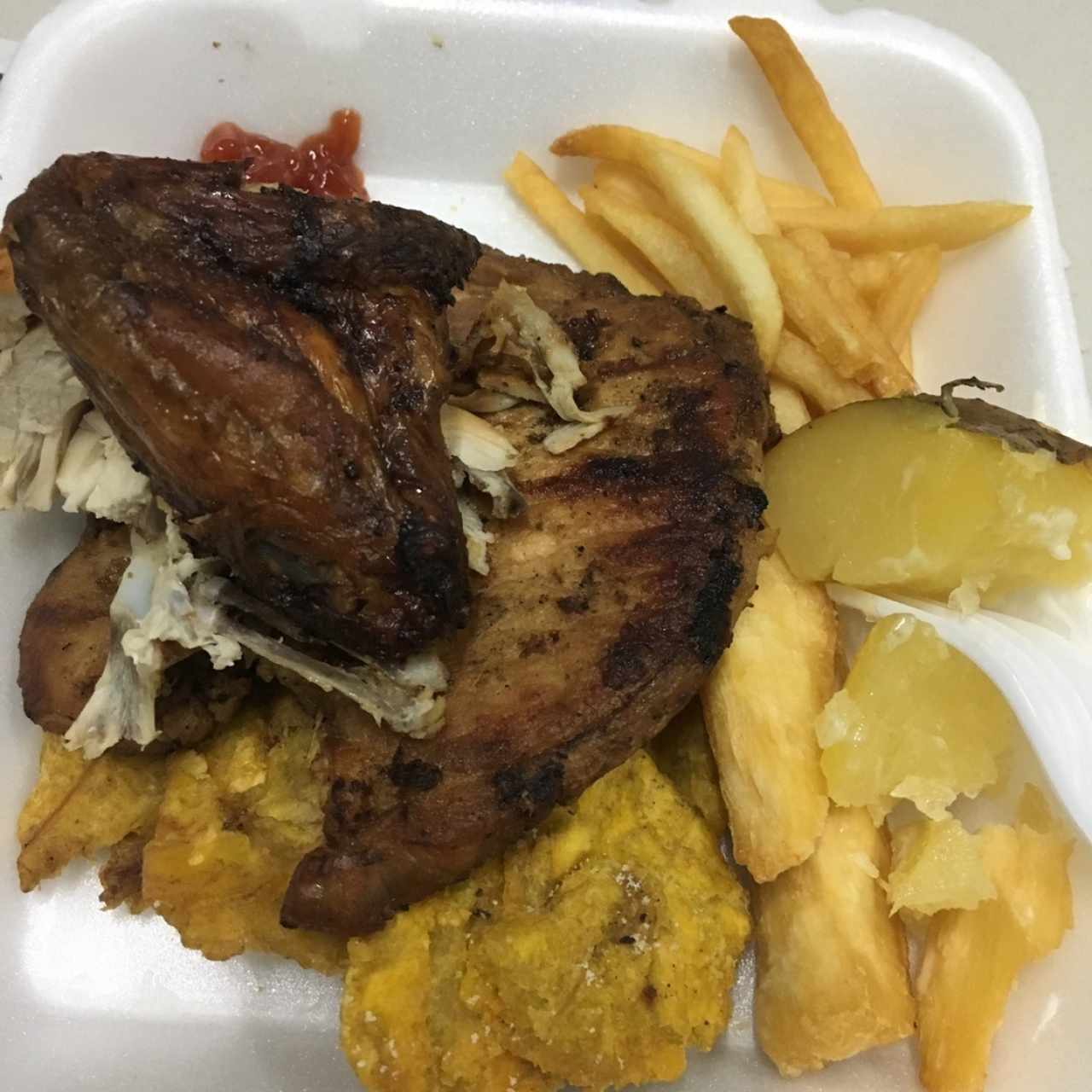 pollo asado con acompañamiento