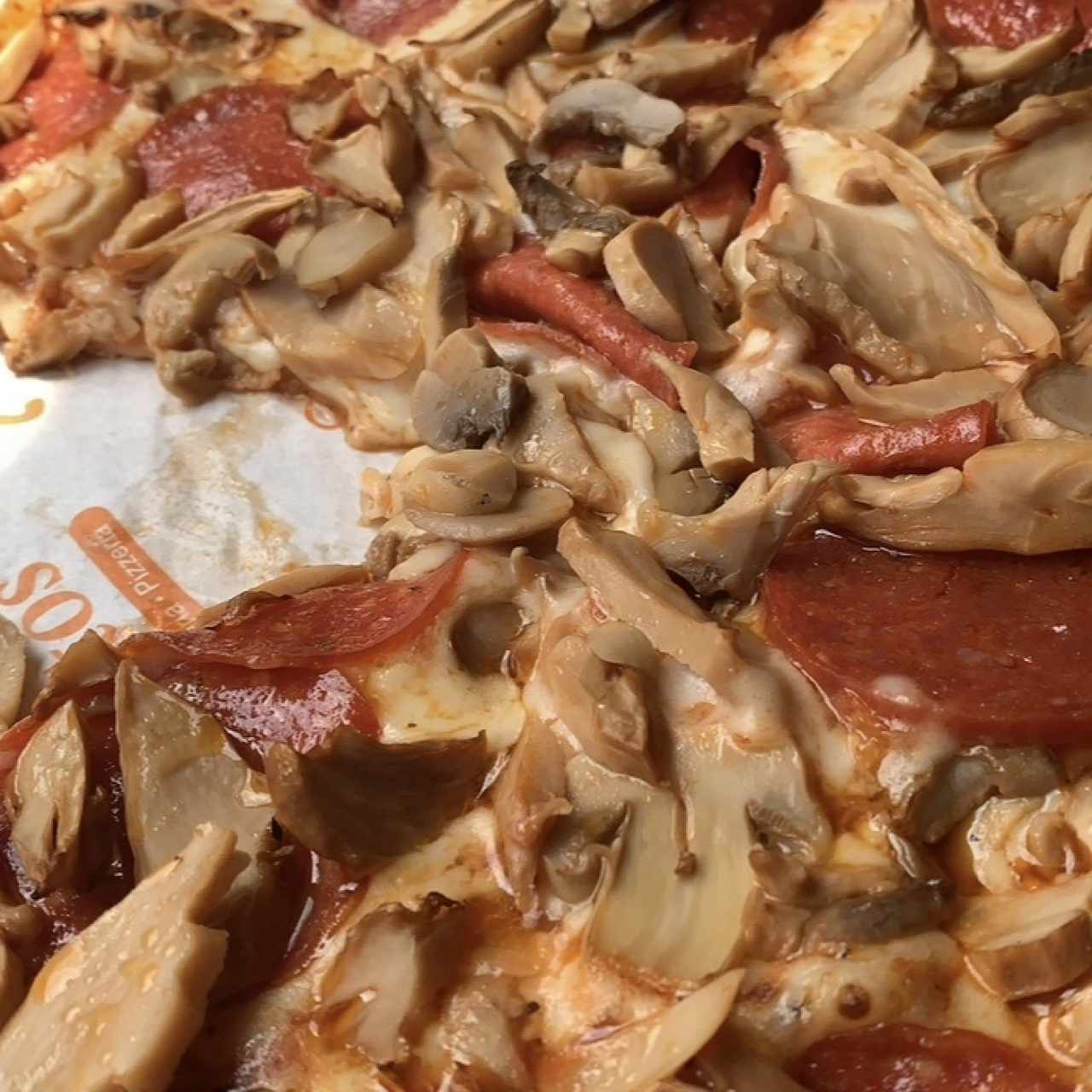 Pizza de Pepperoni con Hongos