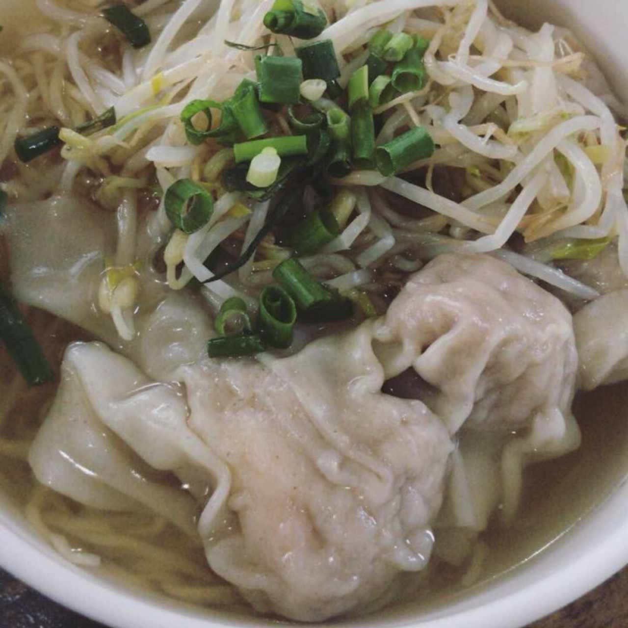 Sopa de Wantón con Camarón y fideos.