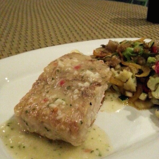 Corvina al ajillo con vegetales al grill