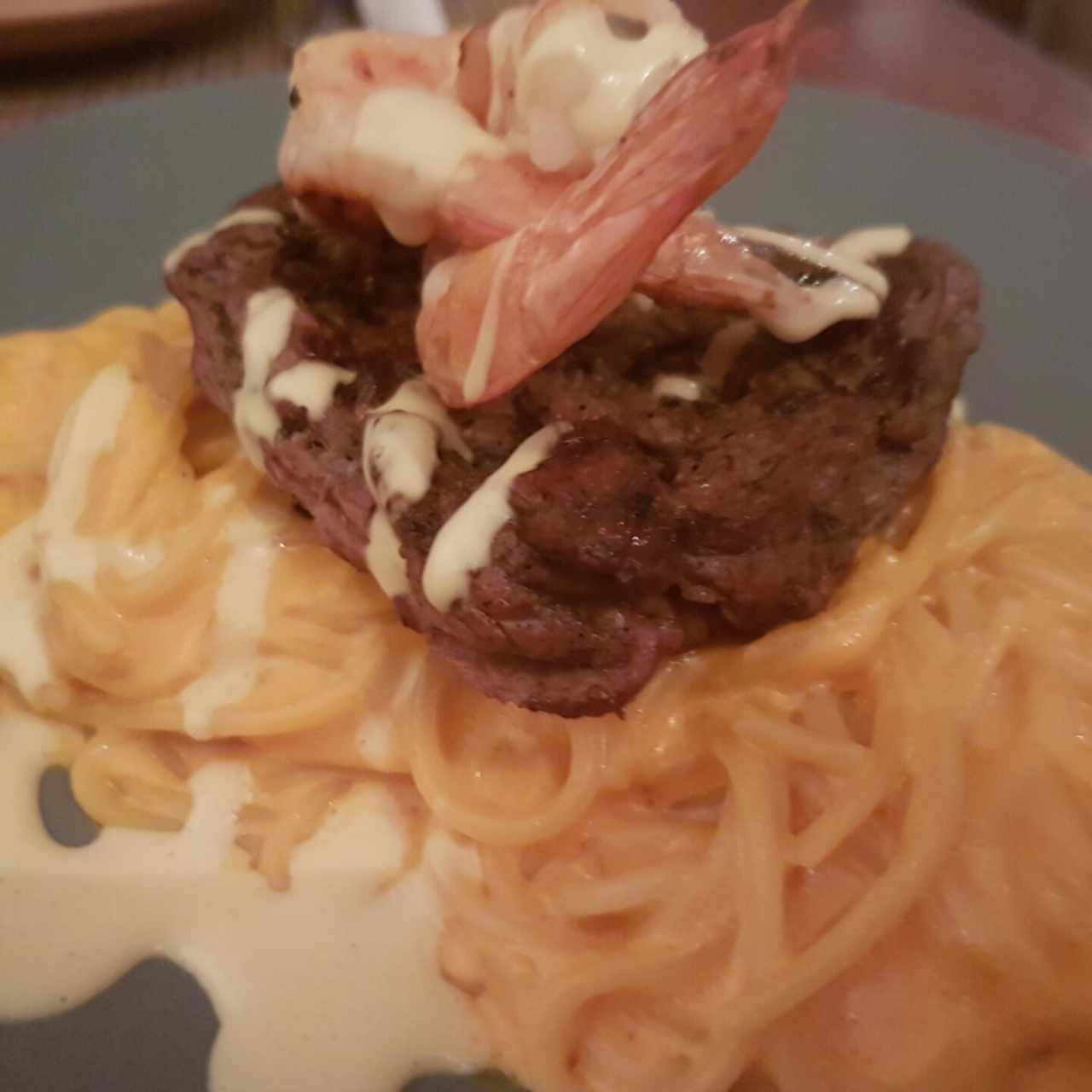 SPAGHETTI A LA HUANCAÍNA CON LOMO