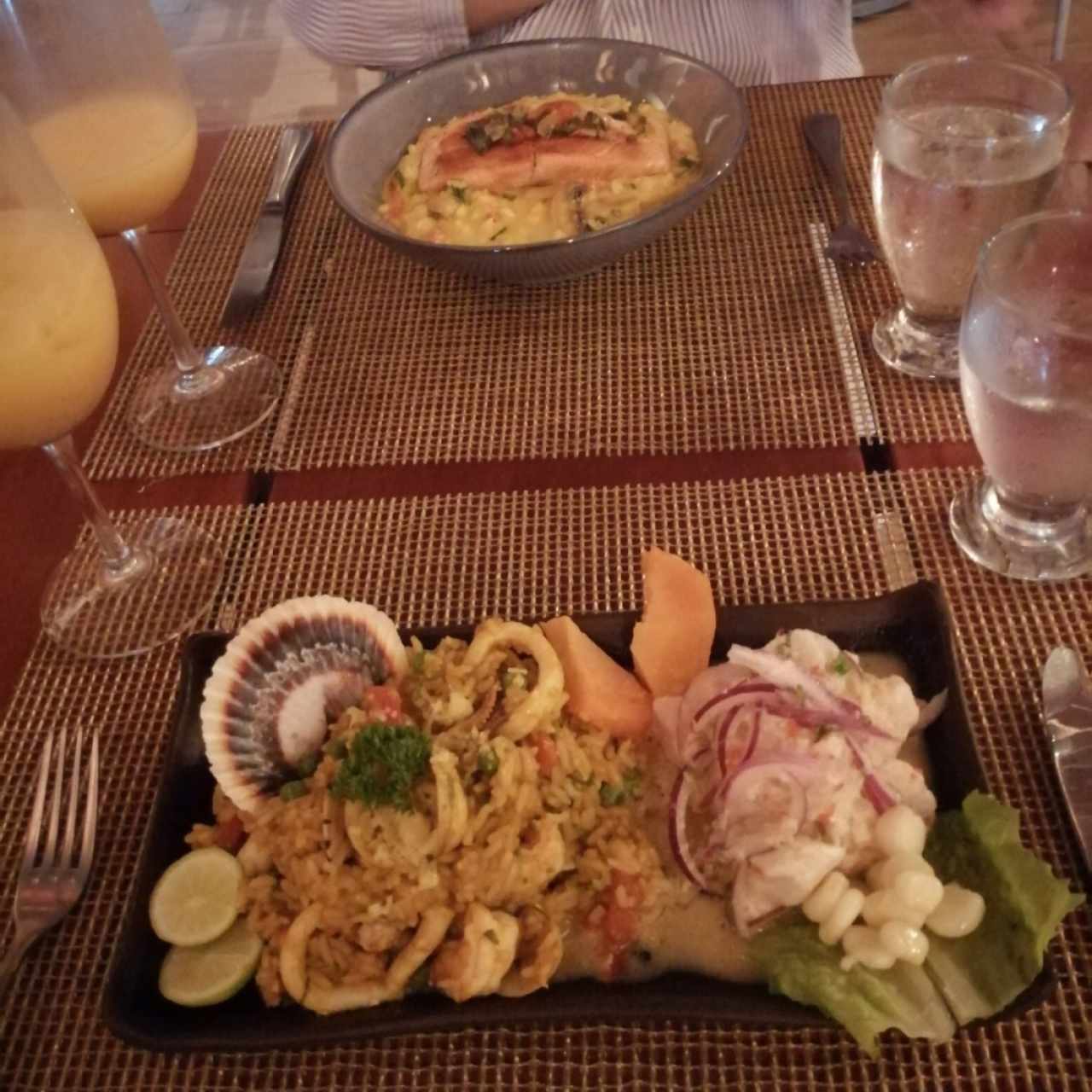 Arriba Salmon, abajo arroz con mariscos y ceviche.