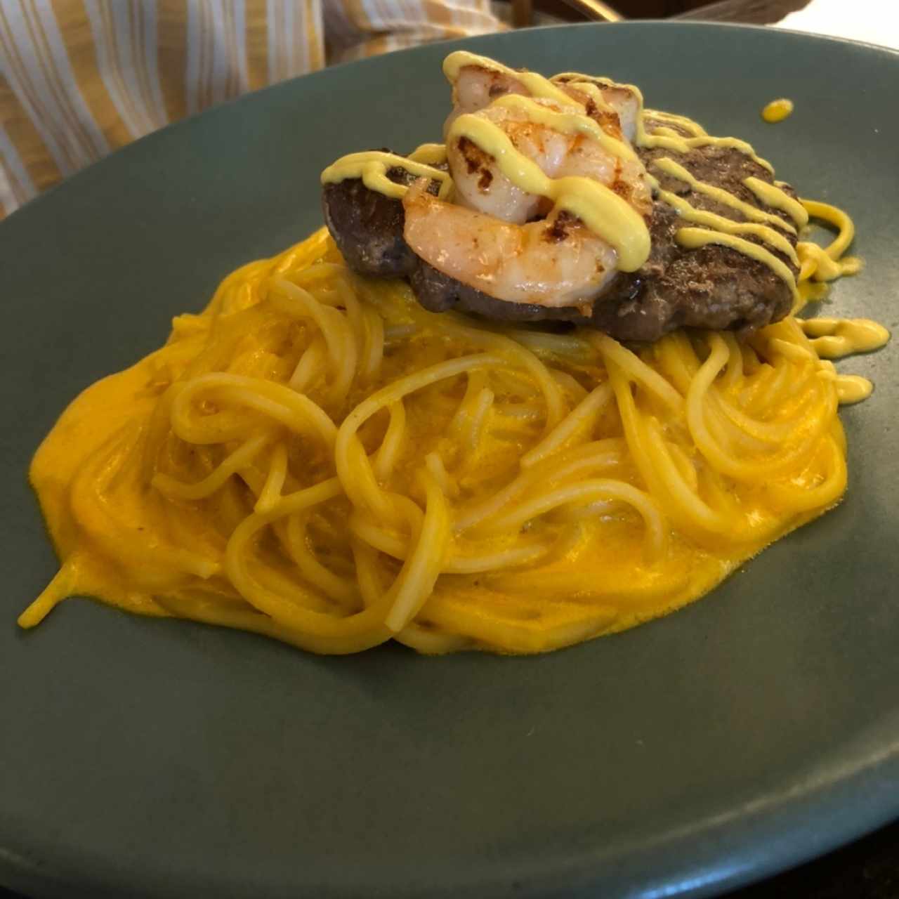 Spaguetti a la huancaina con lomo