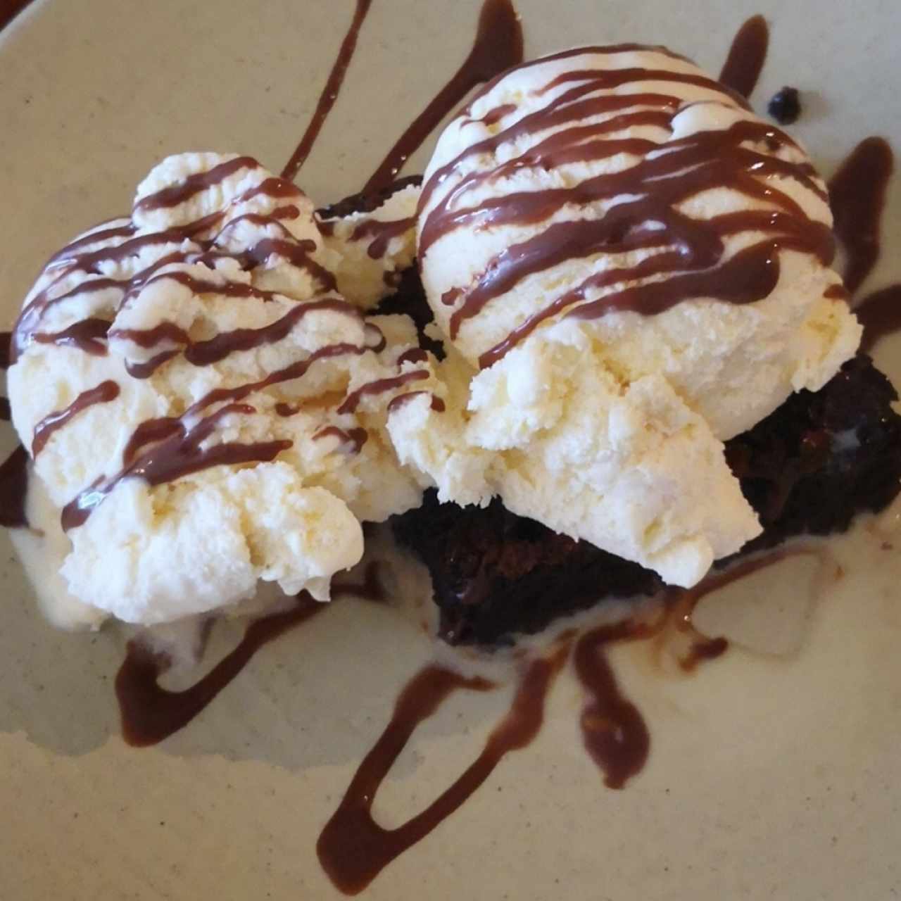 Brownie con helado 