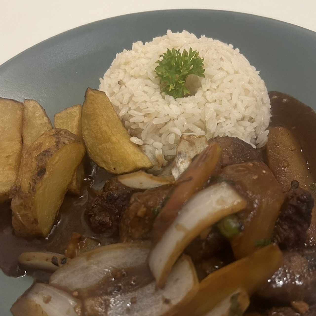 Platos Fuertes - Lomo Saltado